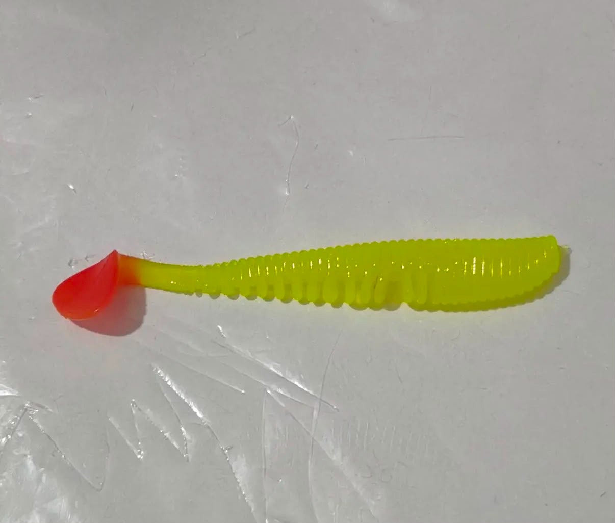 : UV Boyalı Kırmızı Kuyruklu Shad Silikon Yem - 8 cm / 2.5 gr (5'li Paket)