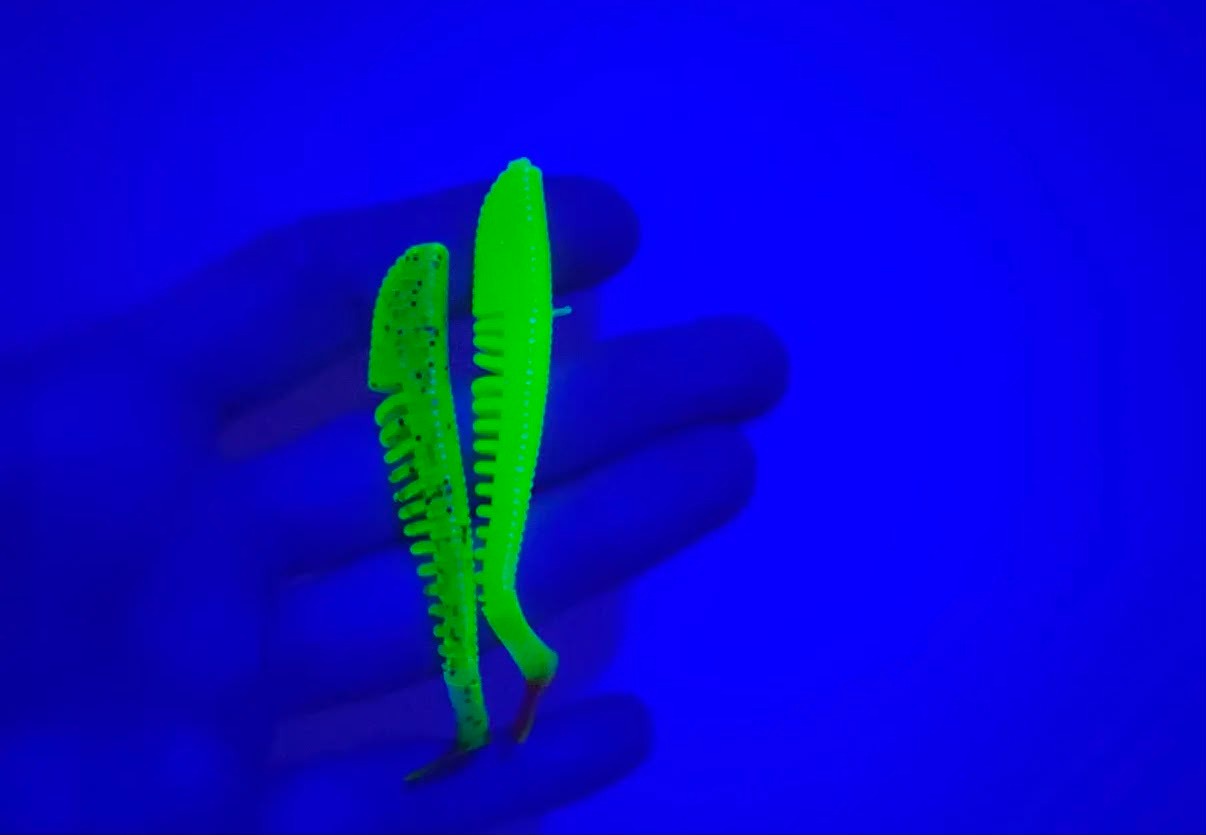 : UV Boyalı Kırmızı Kuyruklu Shad Silikon Yem - 8 cm / 2.5 gr (5'li Paket)